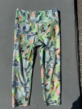 Athleta girl 8/10 medium hi rise printed chit chat capri